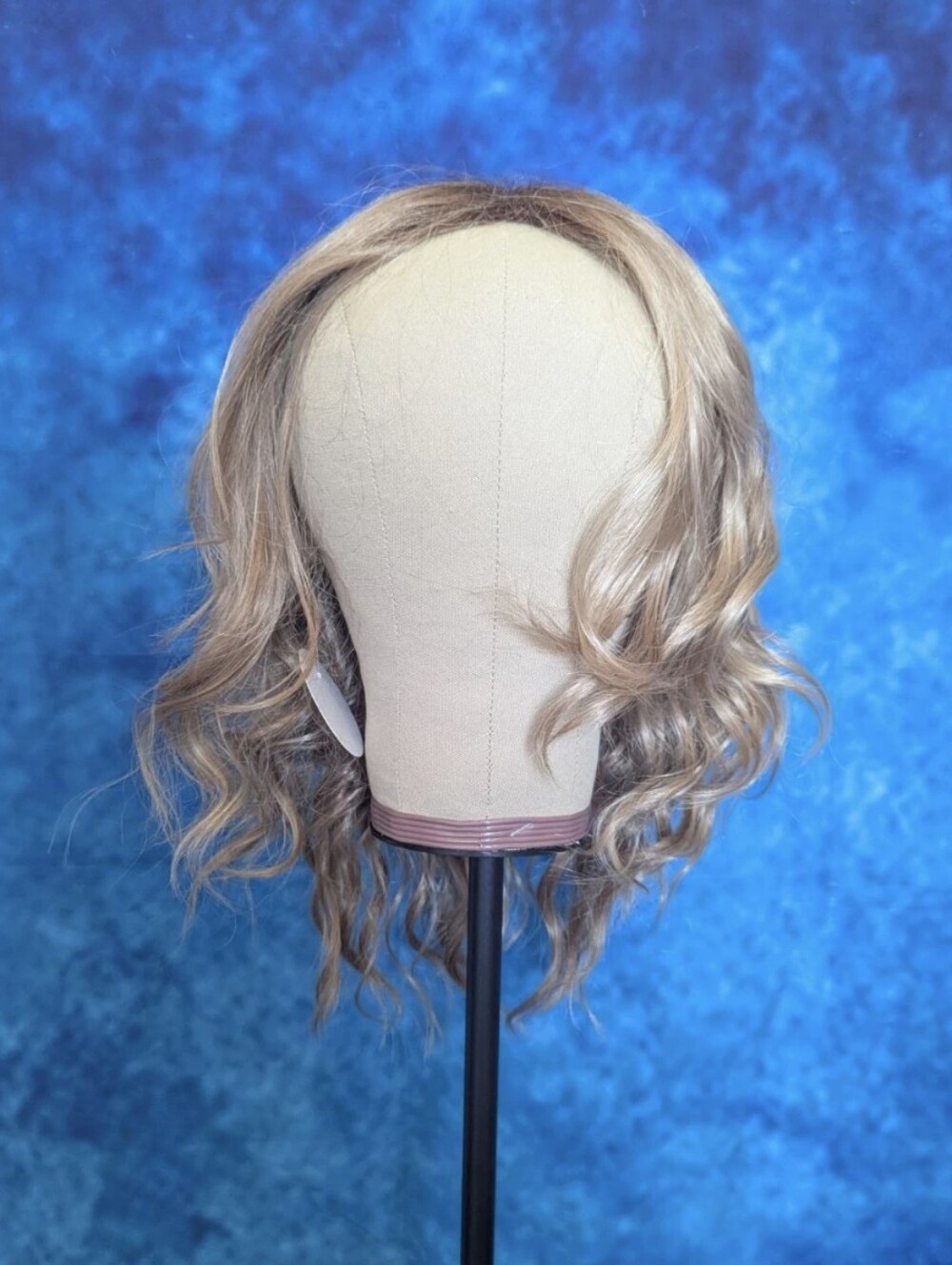 SevenColors Medium Wavy Natural Blonde Synthetic Wig NWT Adjustable Cap